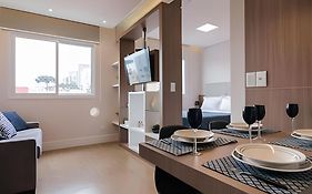 Studio prox shopping Curitiba Wifi, TV a Cabo e ar by UROOMS